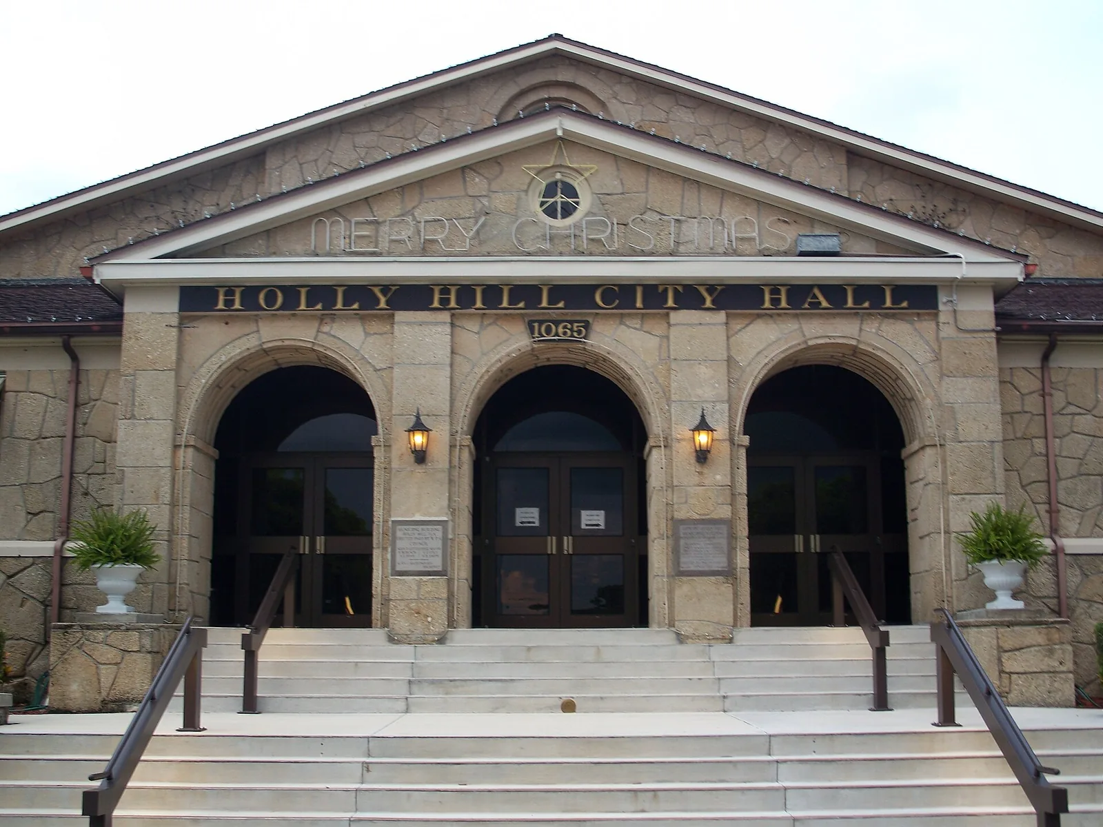 Holly Hill City Hall in Holly Hill, the nearest city to Daytona Beach.