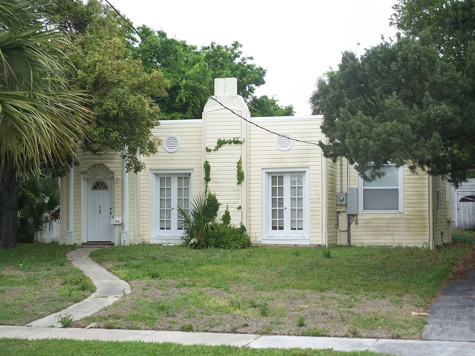A house in the Seabreeze Historic District on the beachside of Daytona Beach.